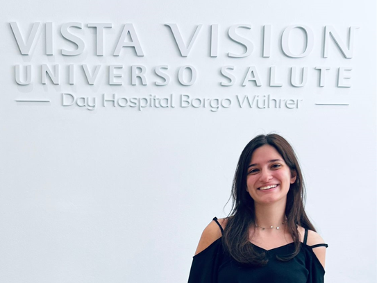 ragazza operata agli occhi contenta del risultato