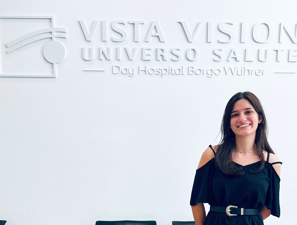 ragazza operata agli occhi felice