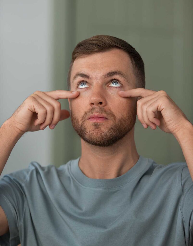 uomo che si tocca le ciglia durante un blefarospasmo