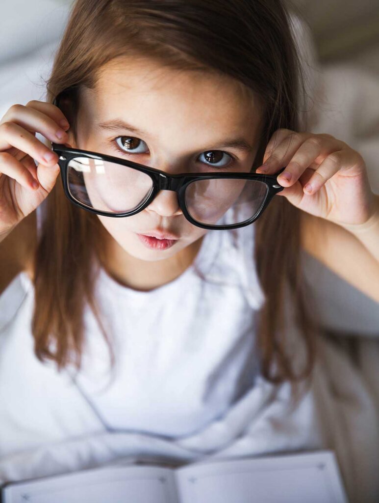 bambina con gli occhiali a cui è stata fatta una visita oculistica pediatrica
