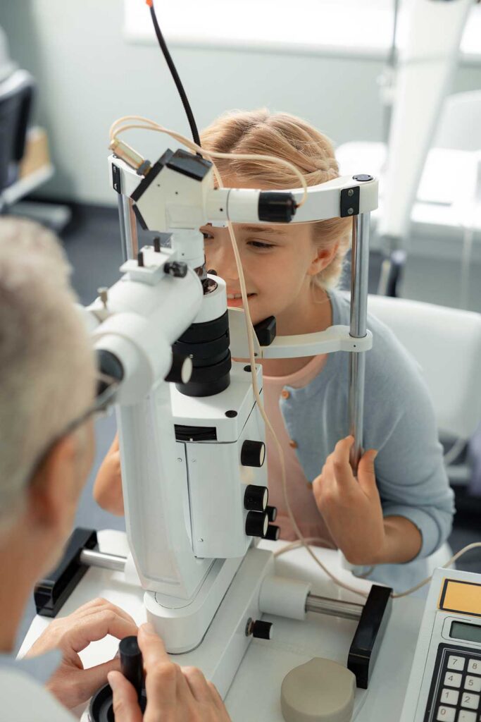 oculista pediatrico che effettua una visita