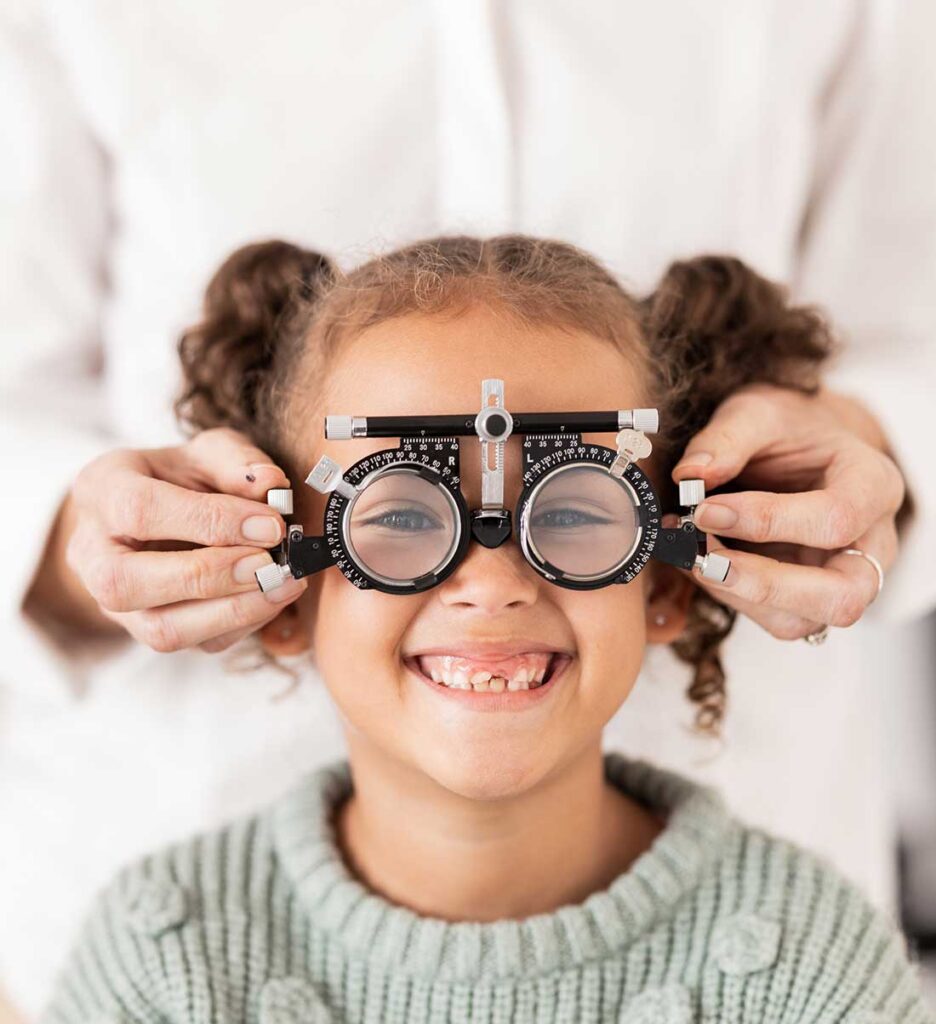 bambina che effettua una visita oculistica pediatrica
