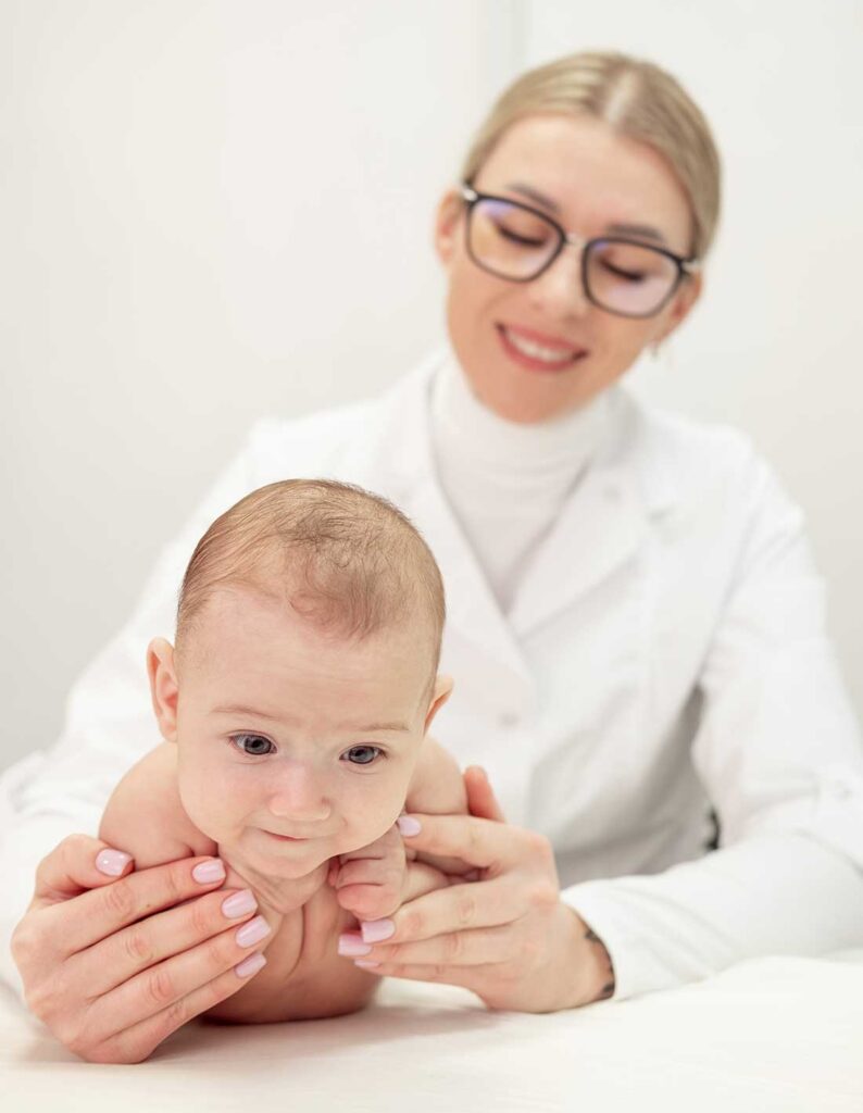 dottoressa che effettua una diagnosi di ostruzione del dotto lacrimale