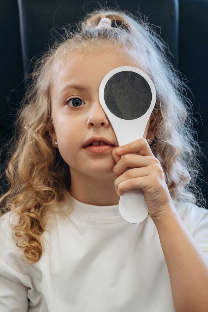bambina con patologia oculare
