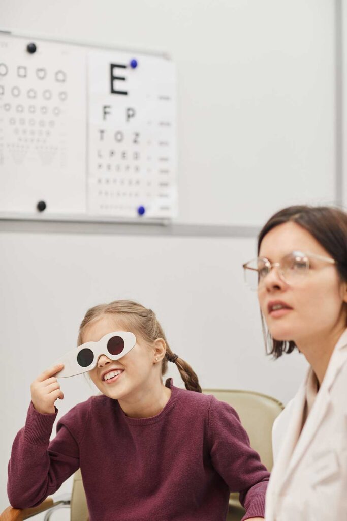 bambina che è stottoposta a una prima visita oculistica pediatrica