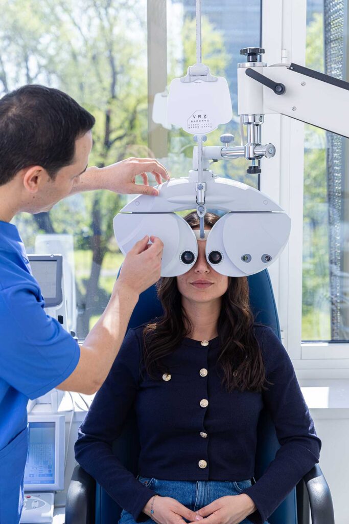 donna che effettua una visita oculistica convenzionata