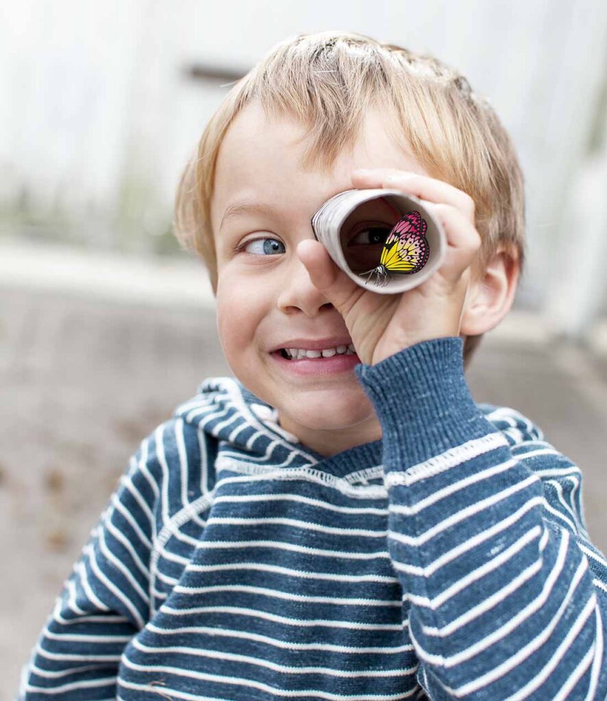 bambino che fa esercizi ortottici per correggere ambliopia