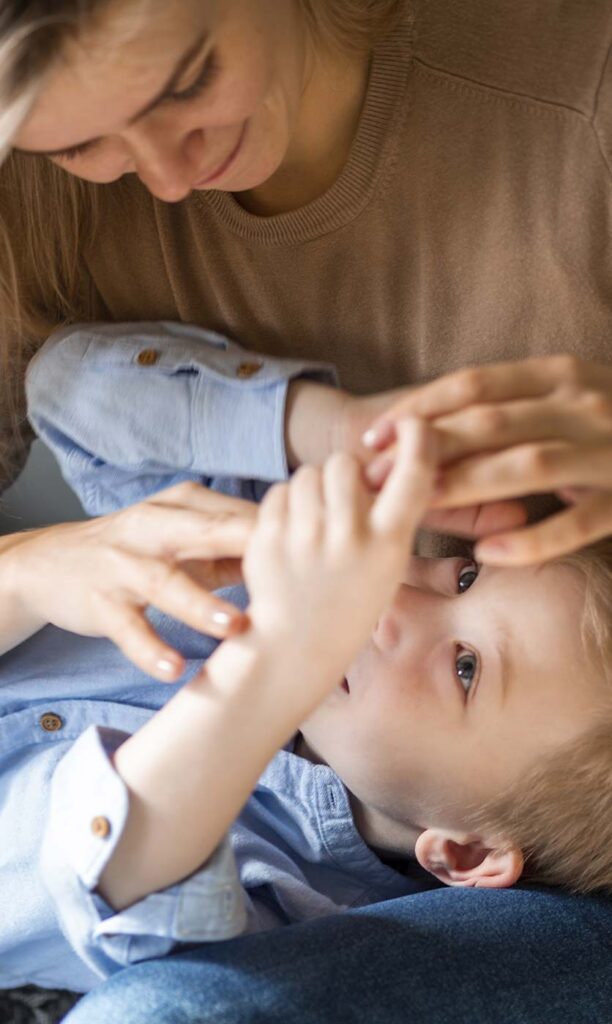 bambino con ambliopia e sua mamma