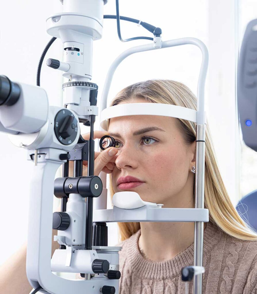 visita oculistica per diagnosticare una paralisi dei nervi cranici