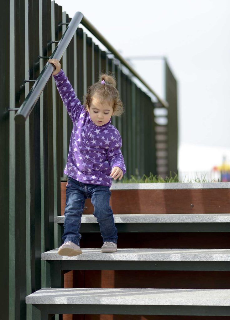 bambina che fatica a scendere le scale sintomo di ambliopia