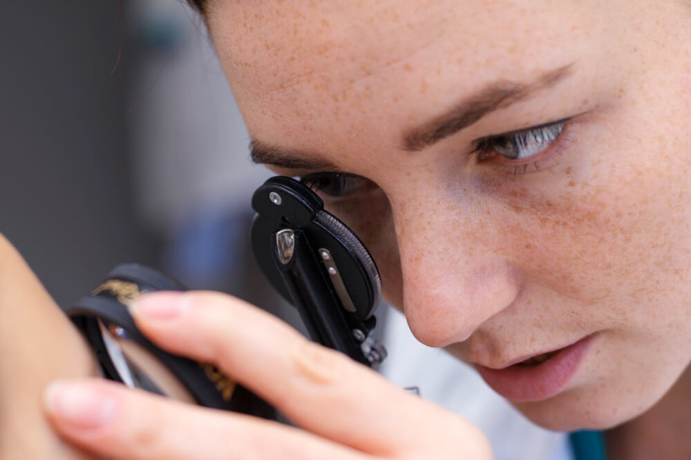 medico che visita occhio del paziente per retina danneggiata